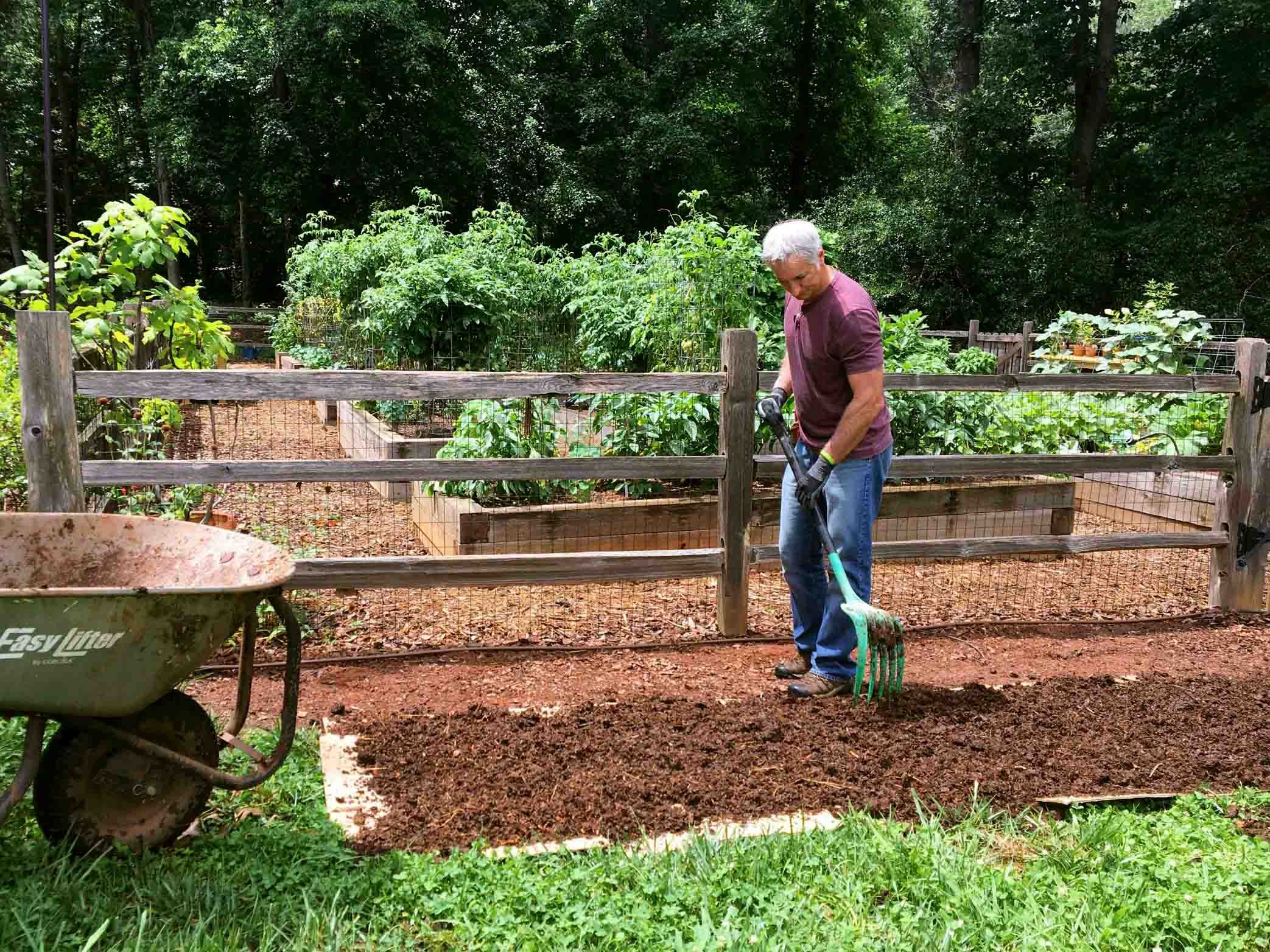 compost layer in no-till gardening